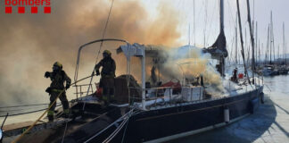 ESPAÑA – INCENDIO DE UN VELERO EN EL PUERTO DE BADALONA