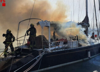 ESPAÑA – INCENDIO DE UN VELERO EN EL PUERTO DE BADALONA