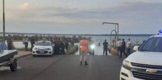 MISIONES: SINTIÓ UN GOLPE EN SU LANCHA Y ERA UNA CAMIONETA SUMERGIDA CON UN CADÁVER ADENTRO