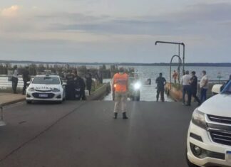 MISIONES: SINTIÓ UN GOLPE EN SU LANCHA Y ERA UNA CAMIONETA SUMERGIDA CON UN CADÁVER ADENTRO