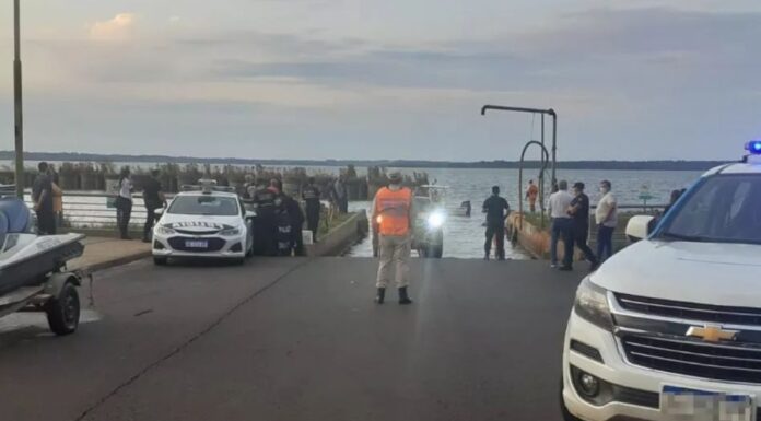 MISIONES: SINTIÓ UN GOLPE EN SU LANCHA Y ERA UNA CAMIONETA SUMERGIDA CON UN CADÁVER ADENTRO