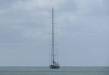 URUGUAY – SUPER VELERO FONDEÓ FRENTE A LA PALOMA: VALE 50 MILLONES DE DÓLARES Y SU MÁSTIL ES EL MÁS ALTO DEL MUNDO CON 88 METROS