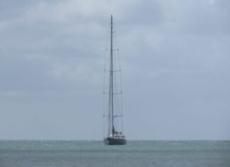 URUGUAY – SUPER VELERO FONDEÓ FRENTE A LA PALOMA: VALE 50 MILLONES DE DÓLARES Y SU MÁSTIL ES EL MÁS ALTO DEL MUNDO CON 88 METROS