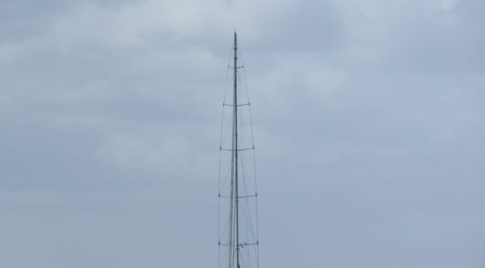 URUGUAY – SUPER VELERO FONDEÓ FRENTE A LA PALOMA: VALE 50 MILLONES DE DÓLARES Y SU MÁSTIL ES EL MÁS ALTO DEL MUNDO CON 88 METROS