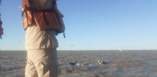 VELERO DIO VUELTA DE CAMPANA EN EL RÍO DE LA PLATA Y SUS DOS TRIPULANTES A LA DERIVA FUERON RESCATADOS POR PREFECTURA