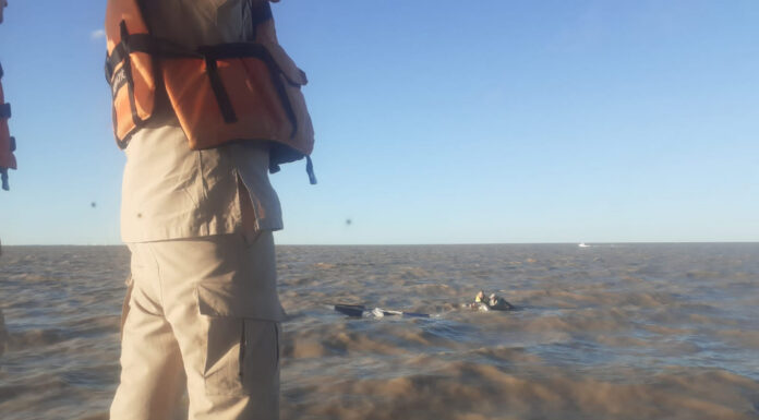 VELERO DIO VUELTA DE CAMPANA EN EL RÍO DE LA PLATA Y SUS DOS TRIPULANTES A LA DERIVA FUERON RESCATADOS POR PREFECTURA