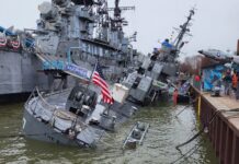 EL HISTÓRICO DESTRUCTOR DE LA SEGUNDA GUERRA MUNDIAL USS THE SULLIVAN SE HUNDE EN EL MUELLE