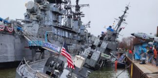 EL HISTÓRICO DESTRUCTOR DE LA SEGUNDA GUERRA MUNDIAL USS THE SULLIVAN SE HUNDE EN EL MUELLE