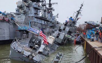 EL HISTÓRICO DESTRUCTOR DE LA SEGUNDA GUERRA MUNDIAL USS THE SULLIVAN SE HUNDE EN EL MUELLE