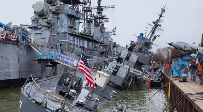 EL HISTÓRICO DESTRUCTOR DE LA SEGUNDA GUERRA MUNDIAL USS THE SULLIVAN SE HUNDE EN EL MUELLE