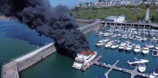 INCENDIO ENVUELVE SUPERYATE EN PUERTO DEPORTIVO BRITÁNICO