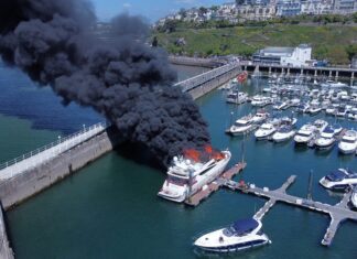 INCENDIO ENVUELVE SUPERYATE EN PUERTO DEPORTIVO BRITÁNICO