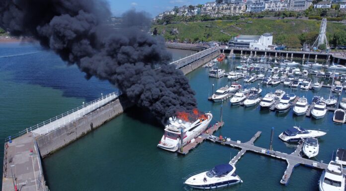 INCENDIO ENVUELVE SUPERYATE EN PUERTO DEPORTIVO BRITÁNICO