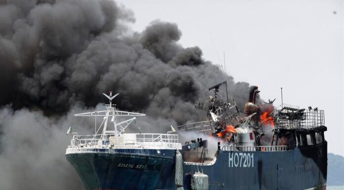 SE INCENDIÓ UN PESQUERO FRENTE A LAS COSTAS DE PANAMÁ