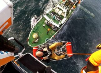 RESCATE EN EL MAR, LA PREFECTURA EVACUÓ EN HELICÓPTERO A UN TRIPULANTE DE UN PESQUERO (VIDEO)