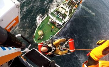 RESCATE EN EL MAR, LA PREFECTURA EVACUÓ EN HELICÓPTERO A UN TRIPULANTE DE UN PESQUERO (VIDEO)