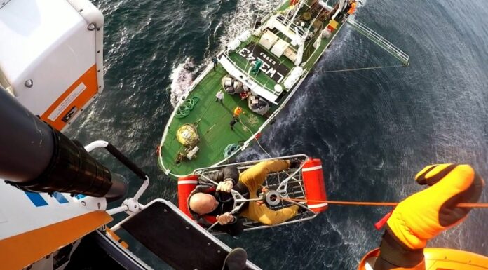 RESCATE EN EL MAR, LA PREFECTURA EVACUÓ EN HELICÓPTERO A UN TRIPULANTE DE UN PESQUERO (VIDEO)