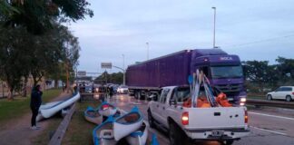 CURIOSIDADES – FUERTE CHOQUE EN SANTA FE, QUEDARON PIRAGUAS DESPARRAMADAS EN LA AUTOPISTA