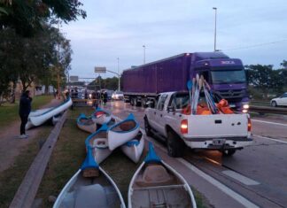 CURIOSIDADES – FUERTE CHOQUE EN SANTA FE, QUEDARON PIRAGUAS DESPARRAMADAS EN LA AUTOPISTA