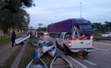 CURIOSIDADES – FUERTE CHOQUE EN SANTA FE, QUEDARON PIRAGUAS DESPARRAMADAS EN LA AUTOPISTA