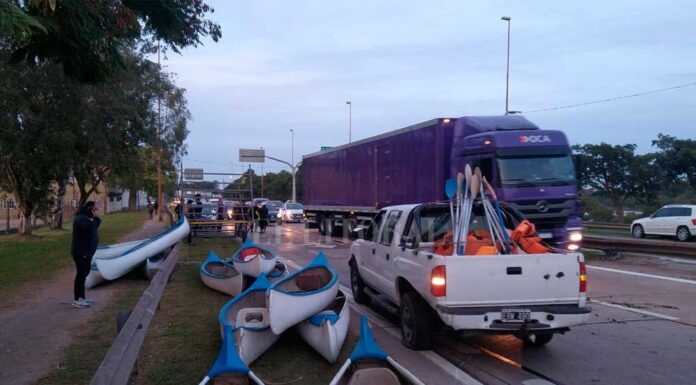 CURIOSIDADES – FUERTE CHOQUE EN SANTA FE, QUEDARON PIRAGUAS DESPARRAMADAS EN LA AUTOPISTA