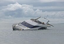 AUSTRALIA – YATE PIERDE EL ANCLA, QUEDA SEMIHUNDIDO Y SUS RESTOS APARECEN ESPARCIDOS EN UNA EXCLUSIVA PLAYA