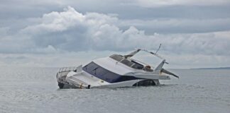 AUSTRALIA – YATE PIERDE EL ANCLA, QUEDA SEMIHUNDIDO Y SUS RESTOS APARECEN ESPARCIDOS EN UNA EXCLUSIVA PLAYA
