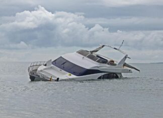 AUSTRALIA – YATE PIERDE EL ANCLA, QUEDA SEMIHUNDIDO Y SUS RESTOS APARECEN ESPARCIDOS EN UNA EXCLUSIVA PLAYA