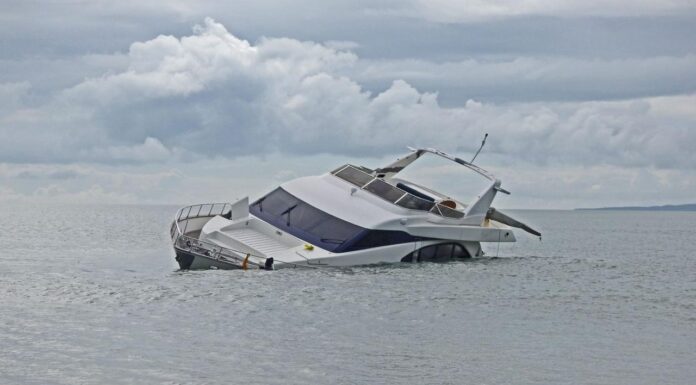 AUSTRALIA – YATE PIERDE EL ANCLA, QUEDA SEMIHUNDIDO Y SUS RESTOS APARECEN ESPARCIDOS EN UNA EXCLUSIVA PLAYA