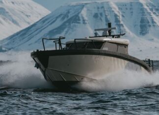 ENTRA EN SERVICIO EL PRIMER BUQUE HÍBRIDO – ELÉCTRICO VOLVO PENTA PARA LOS RECORRIDOS TURÍSTICOS EN LAS SVALBARD