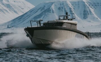 ENTRA EN SERVICIO EL PRIMER BUQUE HÍBRIDO – ELÉCTRICO VOLVO PENTA PARA LOS RECORRIDOS TURÍSTICOS EN LAS SVALBARD