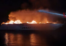 ITALIA – EL MEGAYATE NASEEM DESTRUIDO POR UN INCENDIO SE HUNDE FRENTE A LA COSTA DE PUGLIA (VIDEO)