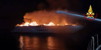 ITALIA – EL MEGAYATE NASEEM DESTRUIDO POR UN INCENDIO SE HUNDE FRENTE A LA COSTA DE PUGLIA (VIDEO)