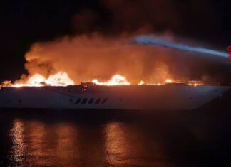 ITALIA – EL MEGAYATE NASEEM DESTRUIDO POR UN INCENDIO SE HUNDE FRENTE A LA COSTA DE PUGLIA (VIDEO)