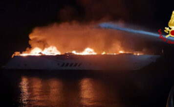 ITALIA – EL MEGAYATE NASEEM DESTRUIDO POR UN INCENDIO SE HUNDE FRENTE A LA COSTA DE PUGLIA (VIDEO)