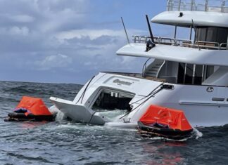 NAUFRAGIO – UN MEGAYATE DE 45 M TUVO QUE SER RESCATADO EN LAS COSTAS DE EEUU (VIDEO)