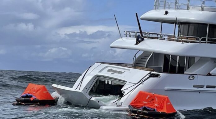 NAUFRAGIO – UN MEGAYATE DE 45 M TUVO QUE SER RESCATADO EN LAS COSTAS DE EEUU (VIDEO)