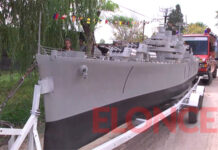 UNA RÉPLICA DE 8 METROS DEL CRUCERO GENERAL BELGRANO RECORRIÓ LAS CALLES DE PARANÁ EN CARAVANA