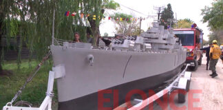 UNA RÉPLICA DE 8 METROS DEL CRUCERO GENERAL BELGRANO RECORRIÓ LAS CALLES DE PARANÁ EN CARAVANA