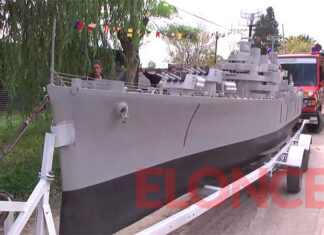 UNA RÉPLICA DE 8 METROS DEL CRUCERO GENERAL BELGRANO RECORRIÓ LAS CALLES DE PARANÁ EN CARAVANA