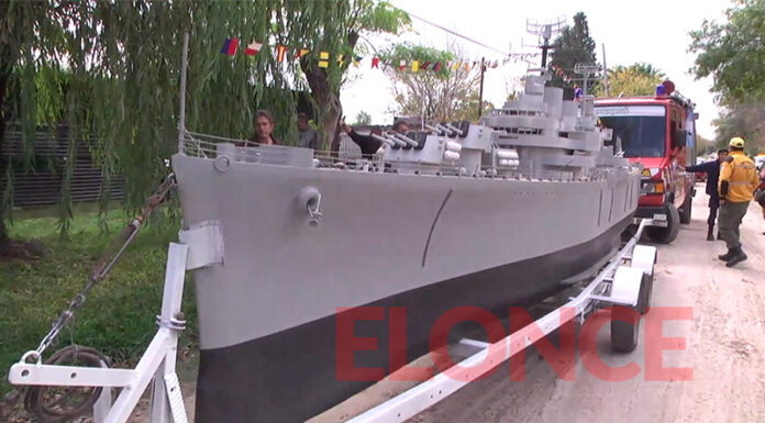 UNA RÉPLICA DE 8 METROS DEL CRUCERO GENERAL BELGRANO RECORRIÓ LAS CALLES DE PARANÁ EN CARAVANA