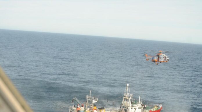 MAR ARGENTINO – PREFECTURA AERO EVACUÓ DE URGENCIA A UN TRIPULANTE ENFERMO (VIDEO)