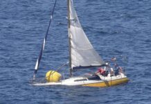 ESPAÑA – ESPECTACULAR RESCATE EN LA BAHÍA DE GIJÓN DE DOS VELEROS QUE SE HUNDÍAN