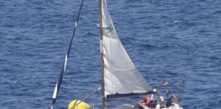 ESPAÑA – ESPECTACULAR RESCATE EN LA BAHÍA DE GIJÓN DE DOS VELEROS QUE SE HUNDÍAN