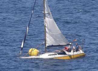 ESPAÑA – ESPECTACULAR RESCATE EN LA BAHÍA DE GIJÓN DE DOS VELEROS QUE SE HUNDÍAN