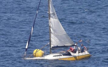 ESPAÑA – ESPECTACULAR RESCATE EN LA BAHÍA DE GIJÓN DE DOS VELEROS QUE SE HUNDÍAN