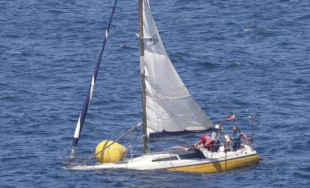 ESPAÑA – ESPECTACULAR RESCATE EN LA BAHÍA DE GIJÓN DE DOS VELEROS QUE SE HUNDÍAN