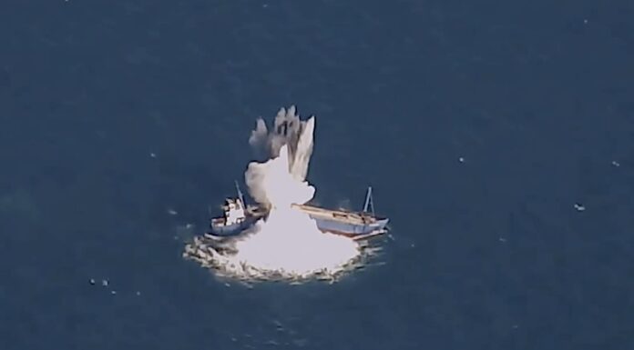 VIDEO – LA FUERZA AÉREA DE EEUU PRUEBA UNA BOMBA QUE HUNDE BARCOS EN EL GOLFO DE MÉXICO