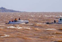 DESARBOLO UN VELERO ANTES DE LLEGAR A COLONIA Y FUE RESCATADO POR ADES Y LA ARMADA URUGUAYA