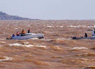 DESARBOLO UN VELERO ANTES DE LLEGAR A COLONIA Y FUE RESCATADO POR ADES Y LA ARMADA URUGUAYA